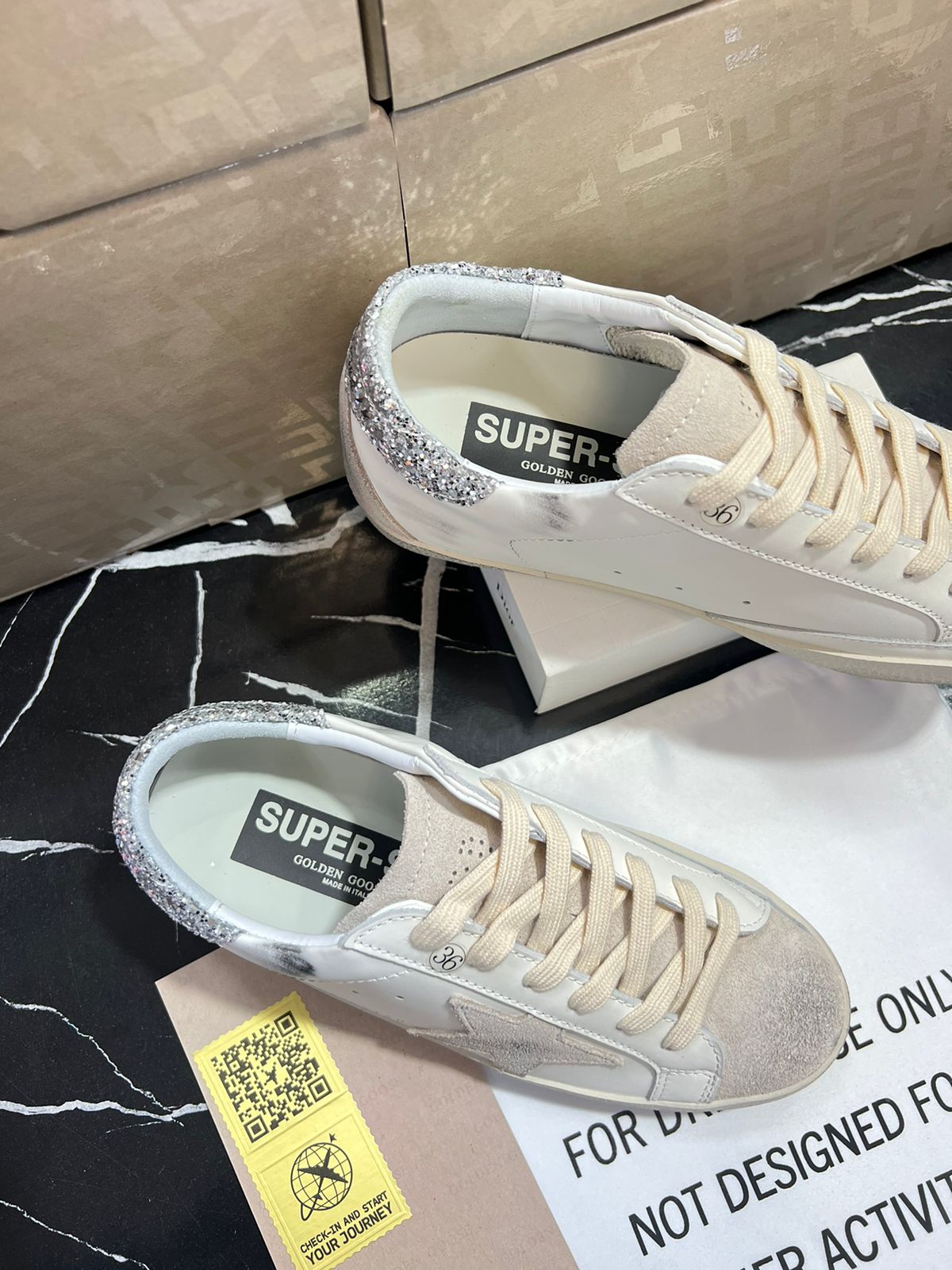 Golden Goose Tenis blancos con gamuza