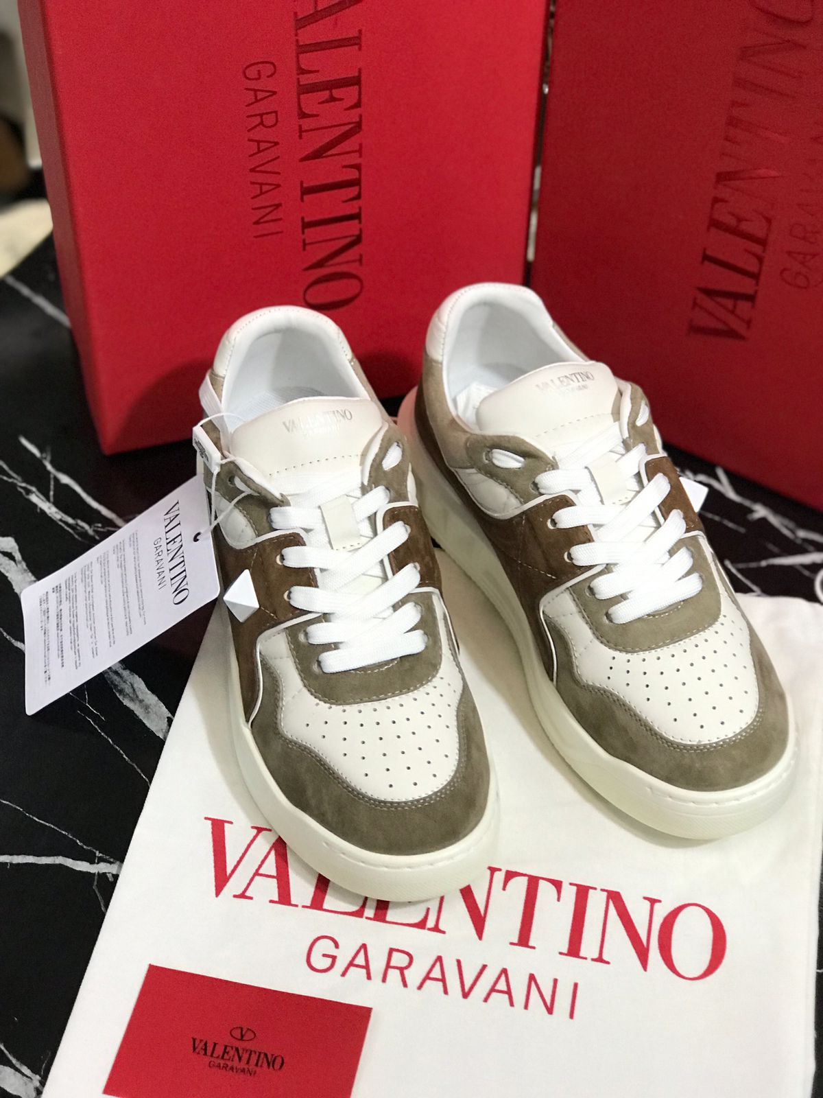 Valentino tenis casual color café Caballero