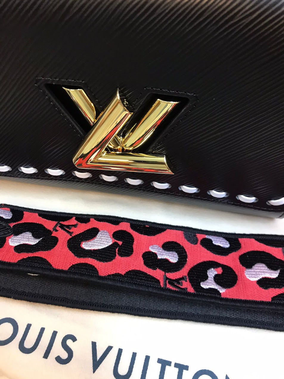 Louis Vuitton Negra con Bordados Plateados Pie