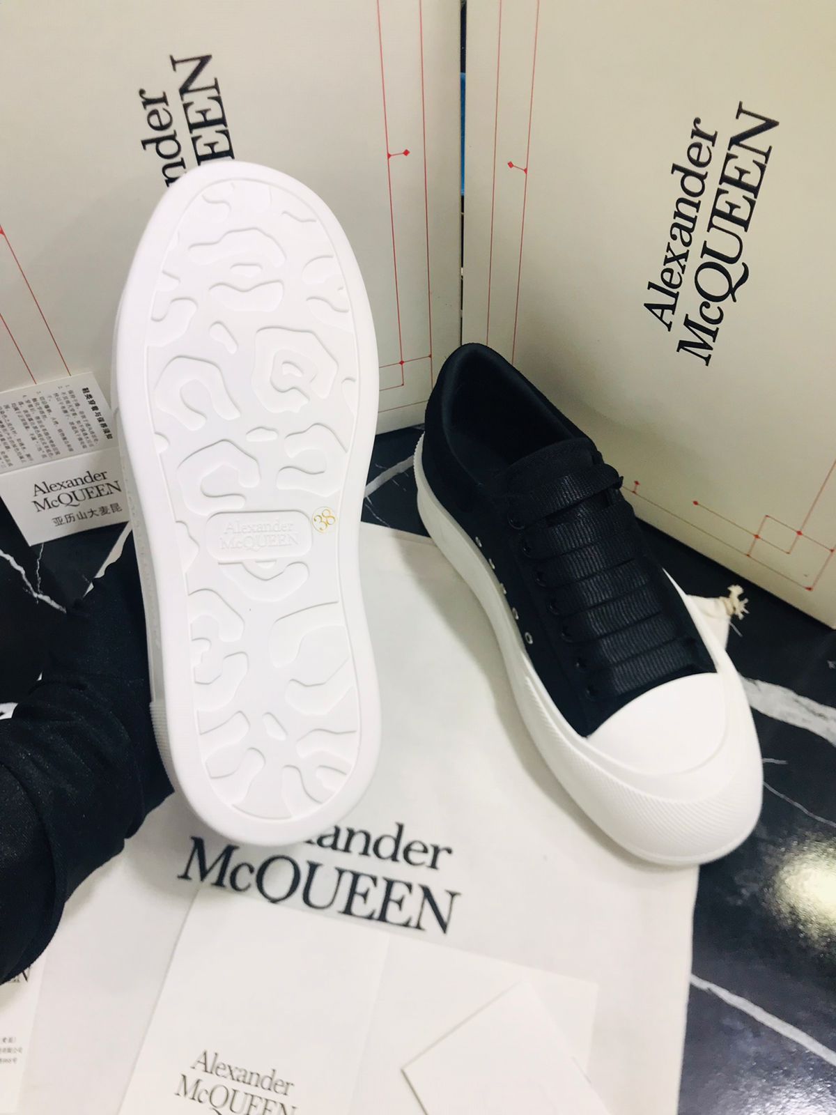 Tenis Alexander Mc Queen blancos con negro