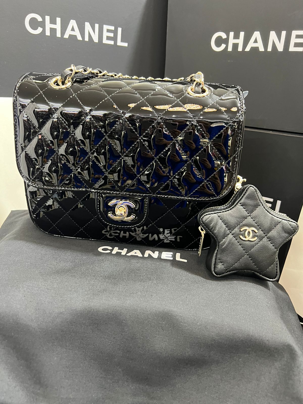 Chanel Negro Edición Especial con Accesorio de Estrella Charol y Piel