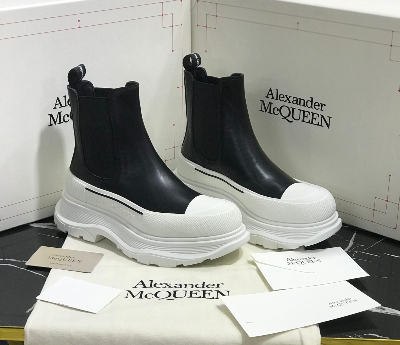 Alexander Mc Queen botin blanco con negro