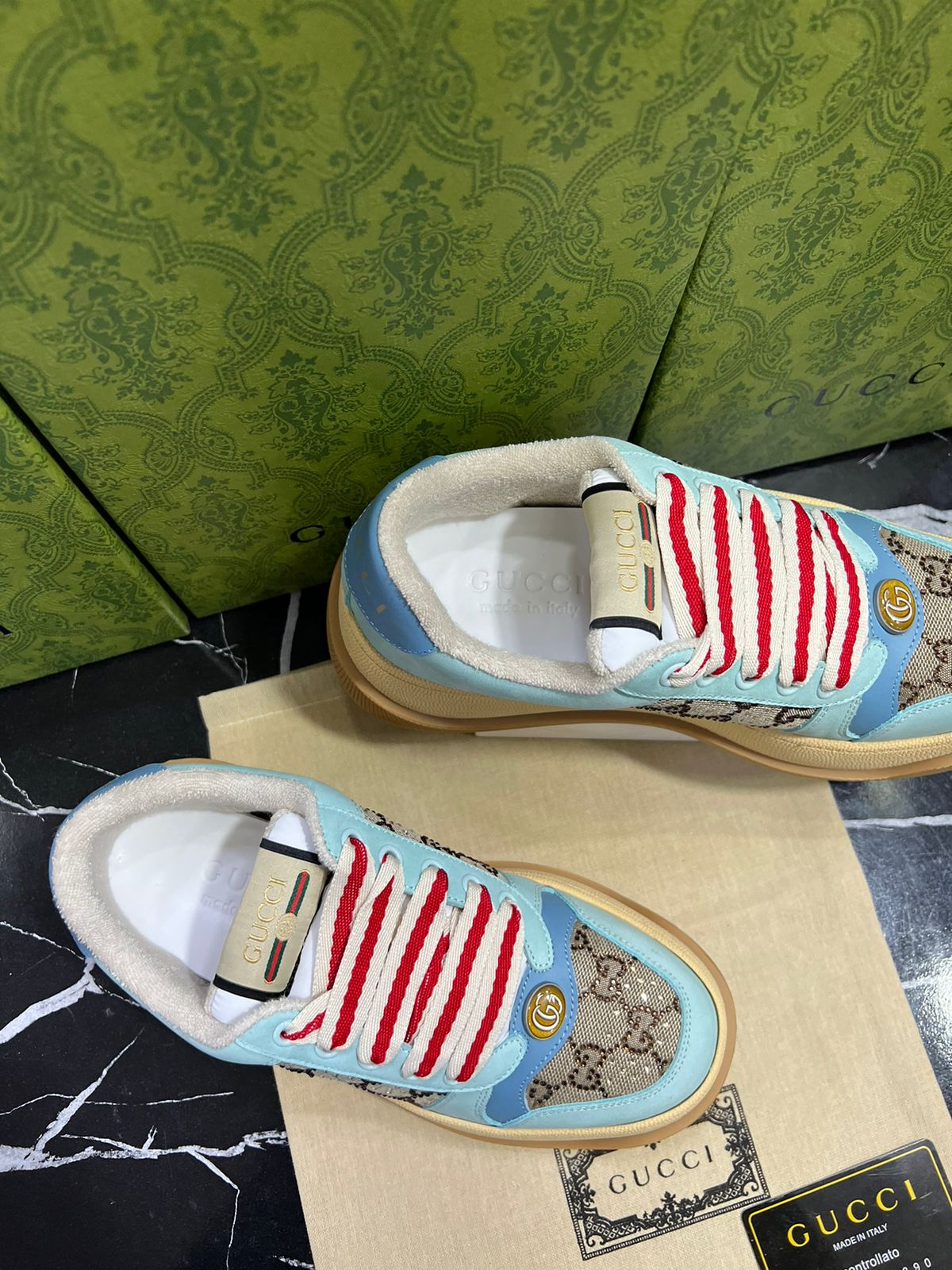 Gucci Tenis Azul con Rojo.