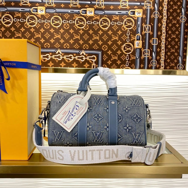 Louis Vuitton Azul Bordada con Piel