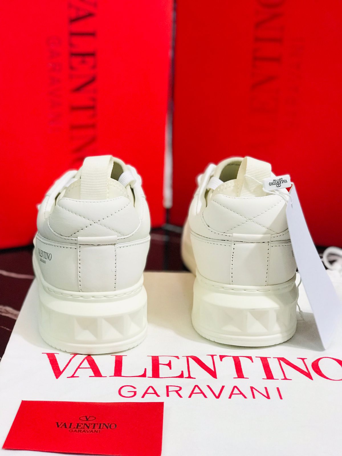 Valentino color blanco Caballero