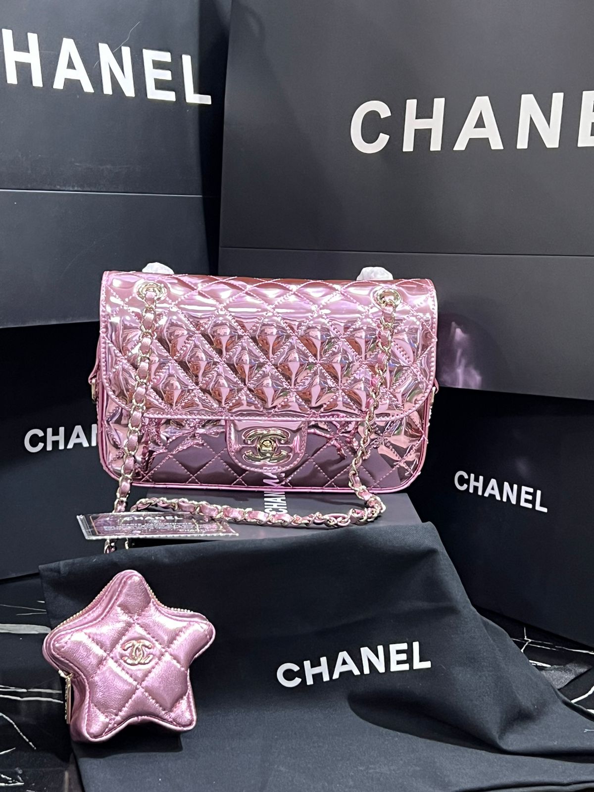 Chanel Edición Especial con Accesorio de Estrella Rosa Metálico Charol Piel