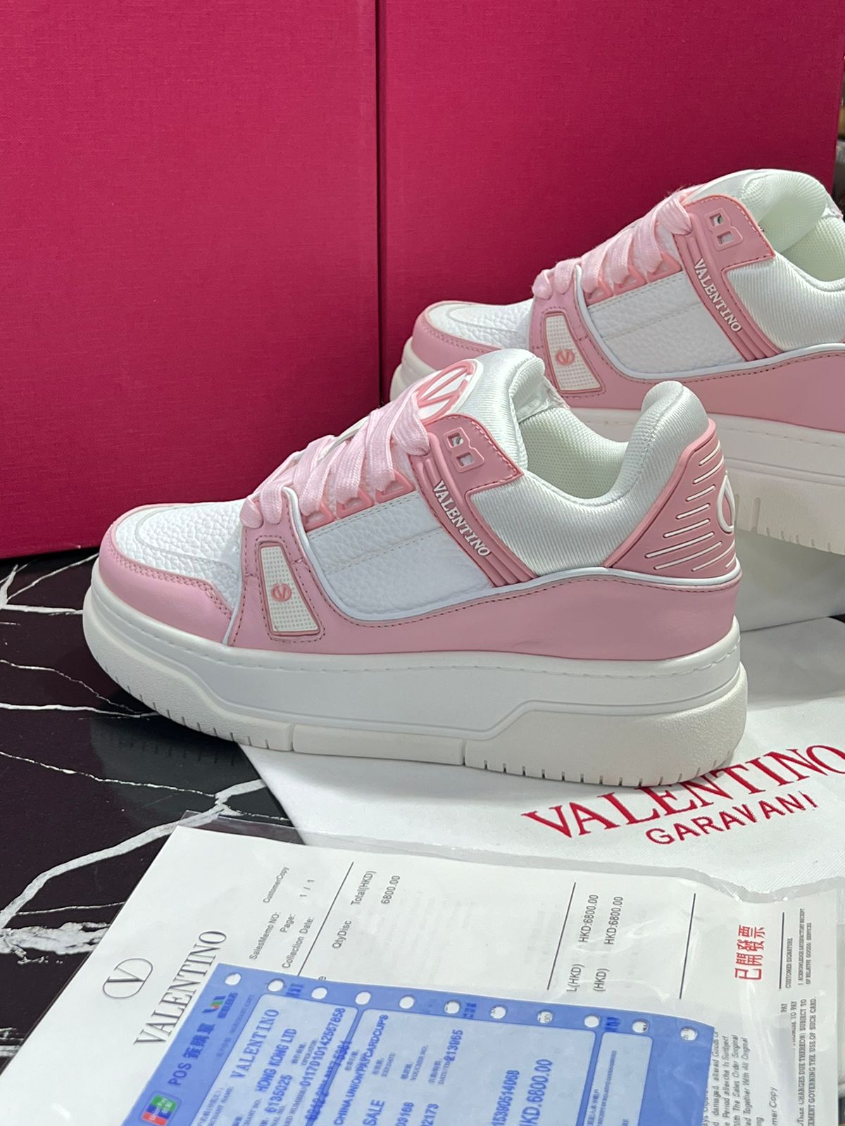 Valentino Tenis blanco con rosa