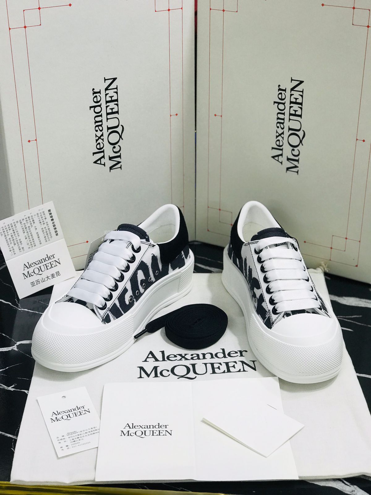 Tenis Alexander Mc Queen blacos con lineas negras