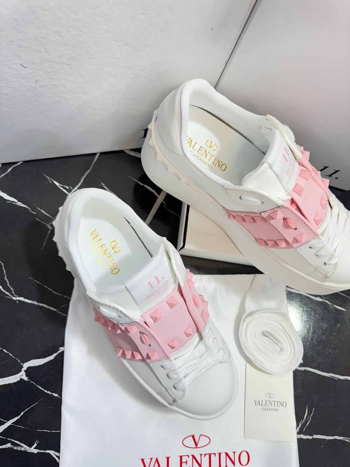 Valentino zapatos blacos con rosa