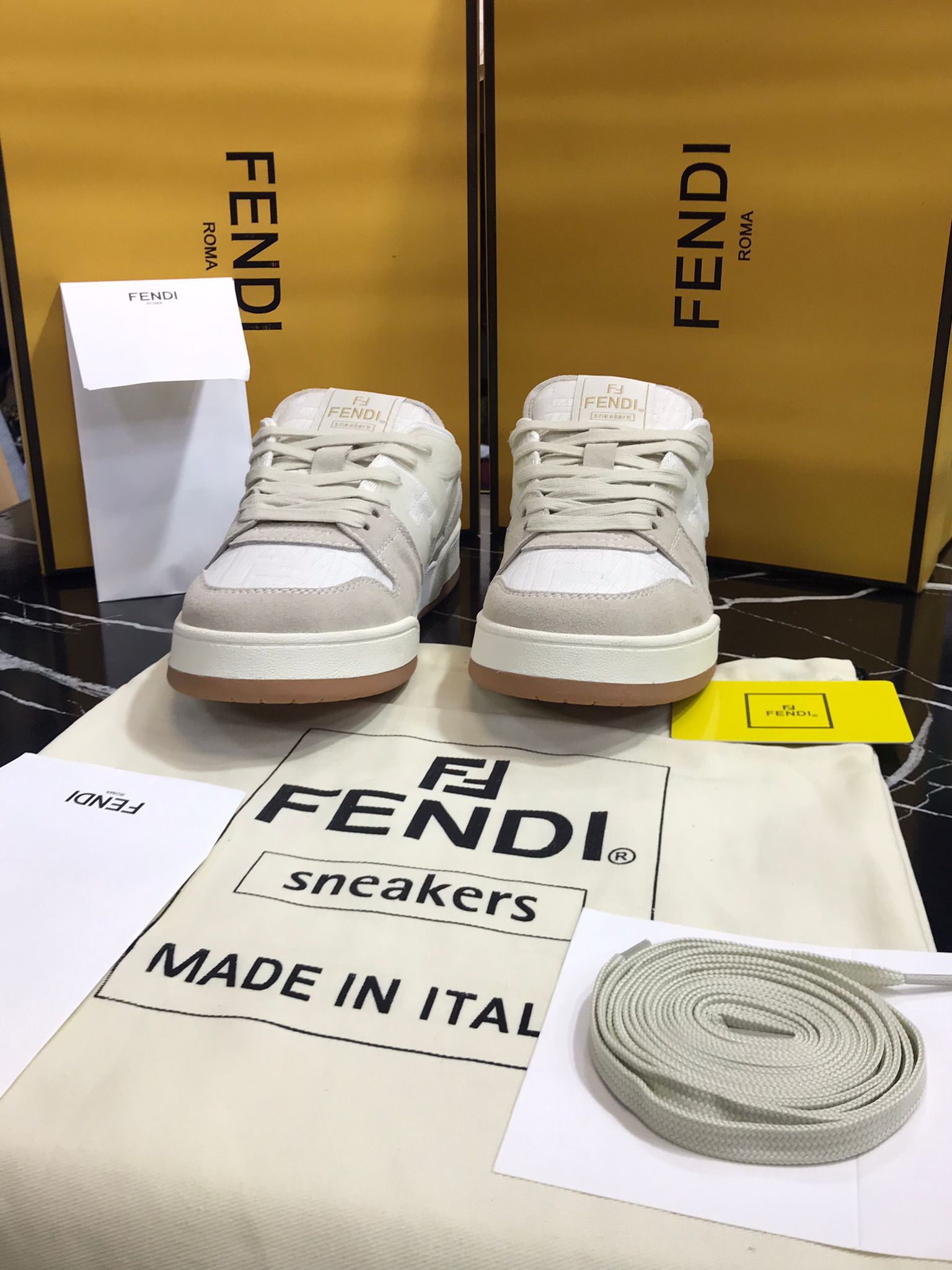 Fendi tenis blanco con cafe