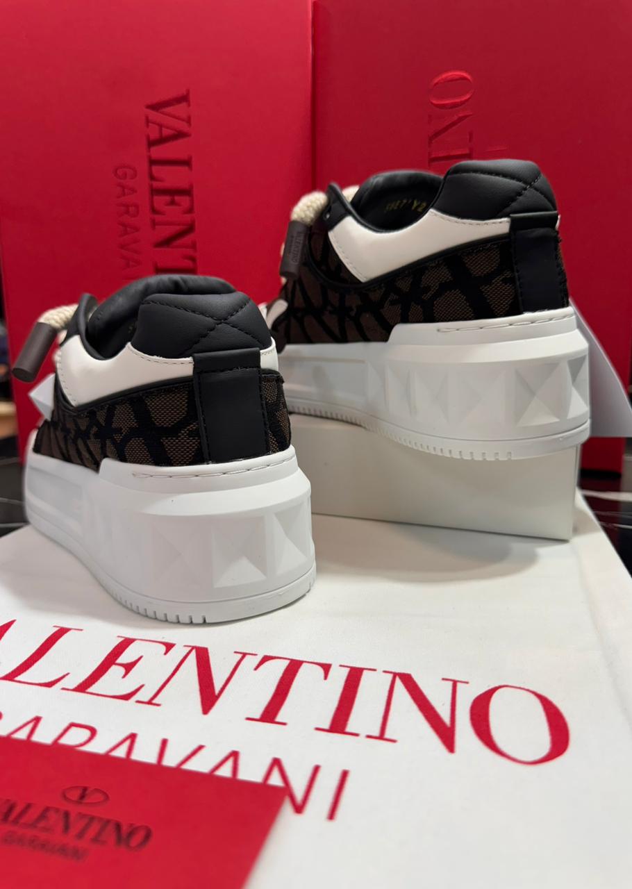 Valentino zapatos blancos con negros y café