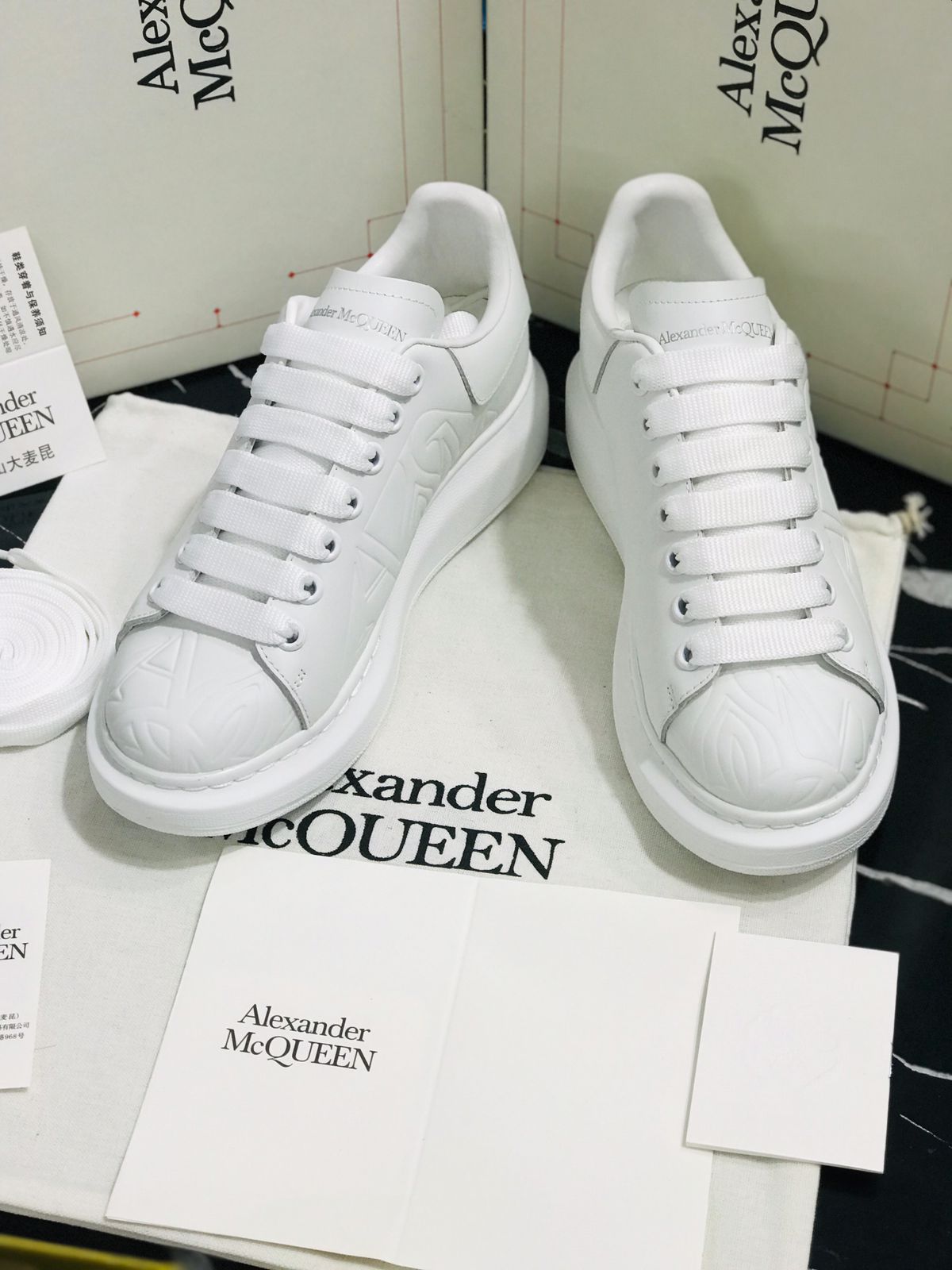 Tenis Alexander Mc Queen blancos