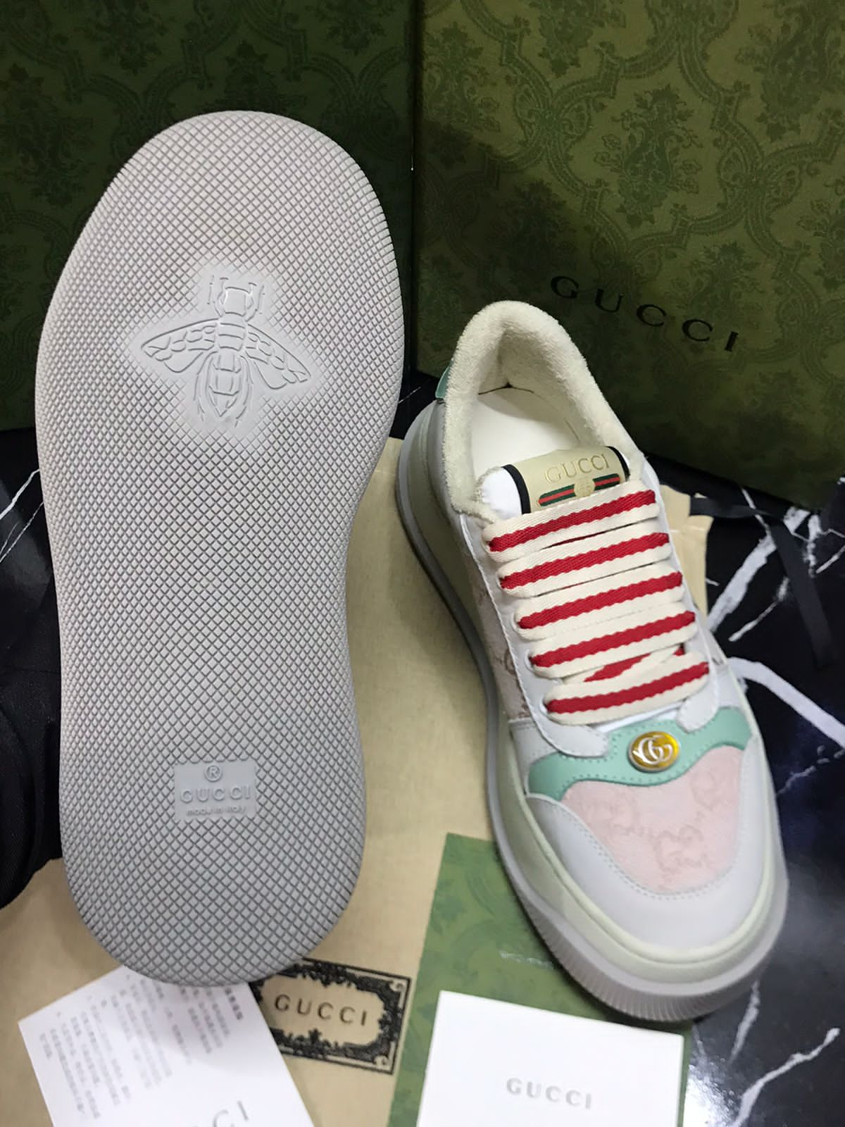 Gucci Tenis blanco con rosa