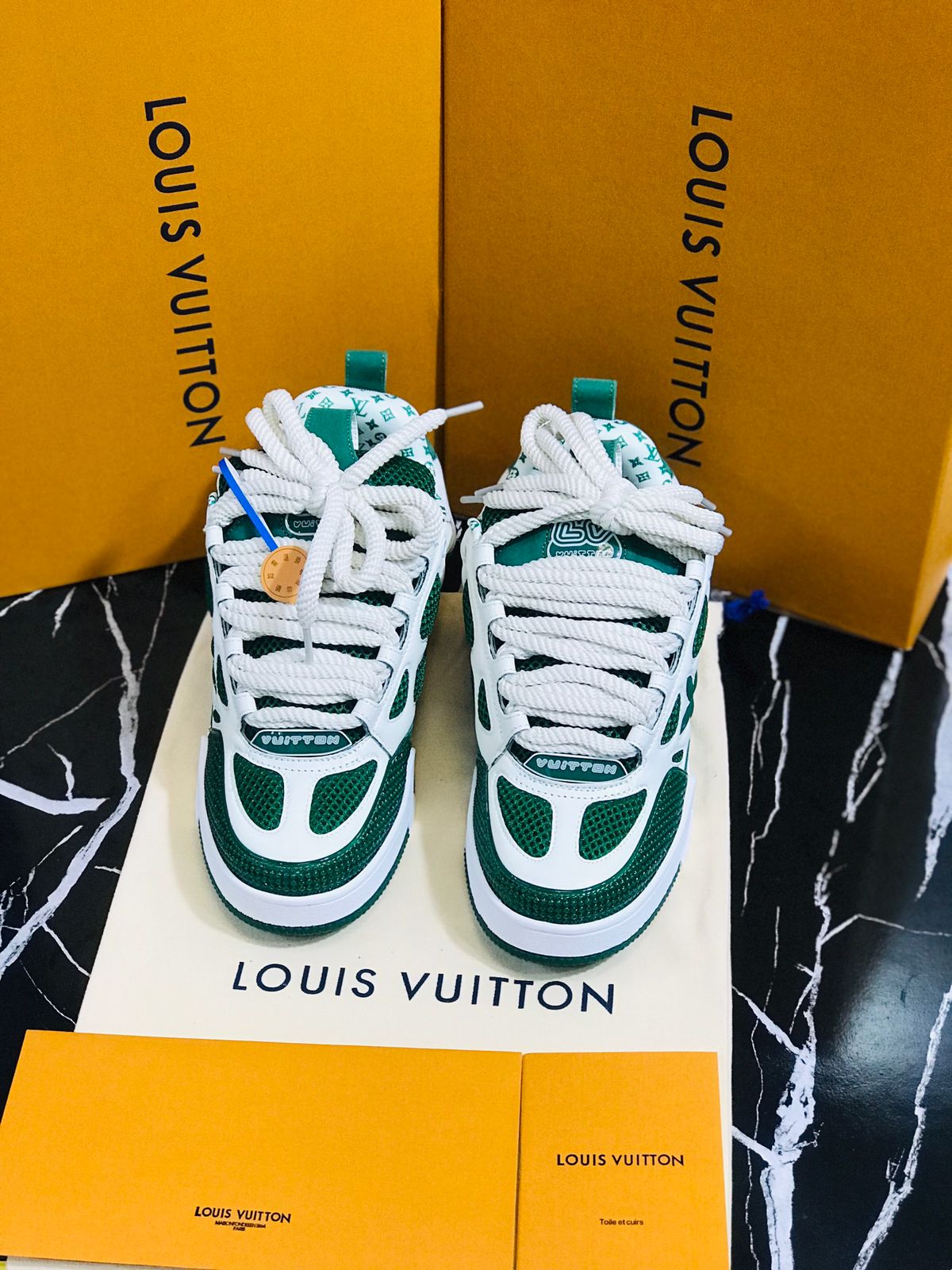 Louis Vuitton Tenis blancos con verde Caballero