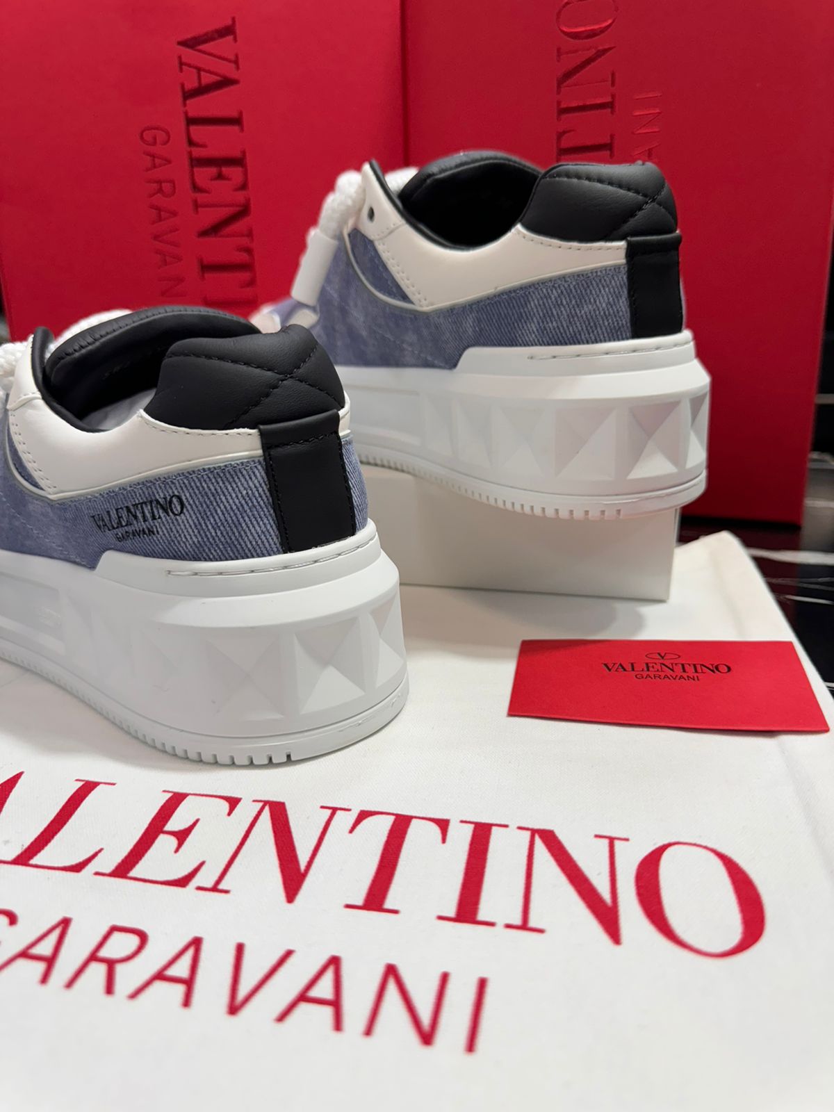 valentino zapatos blacos con gris