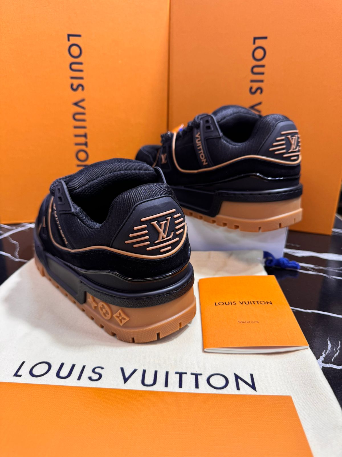 Louis Vuitton tenis negros con café