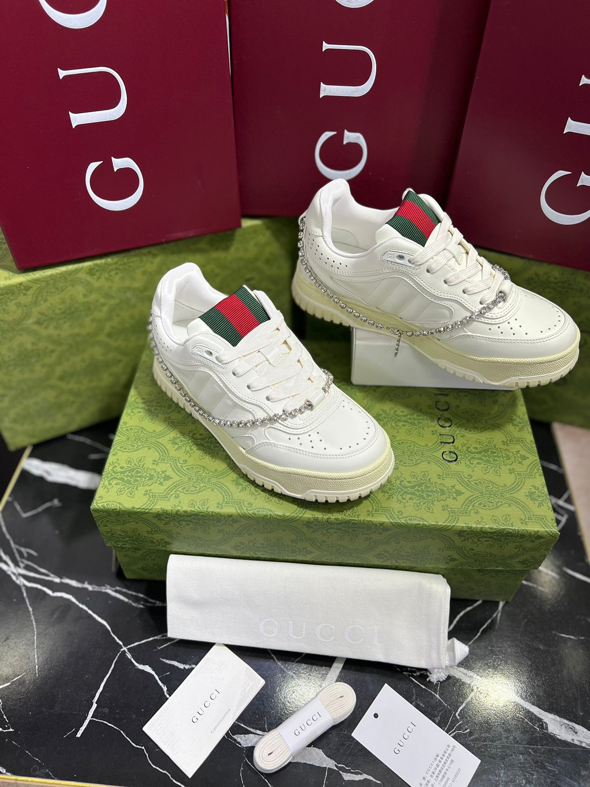 Gucci Tenis blancos con cadena