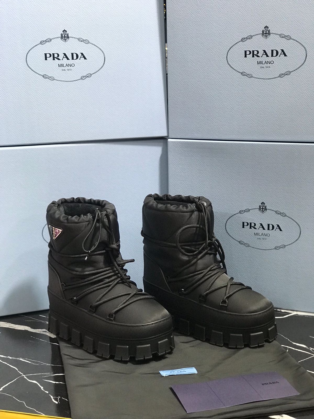 prada color negro de hule