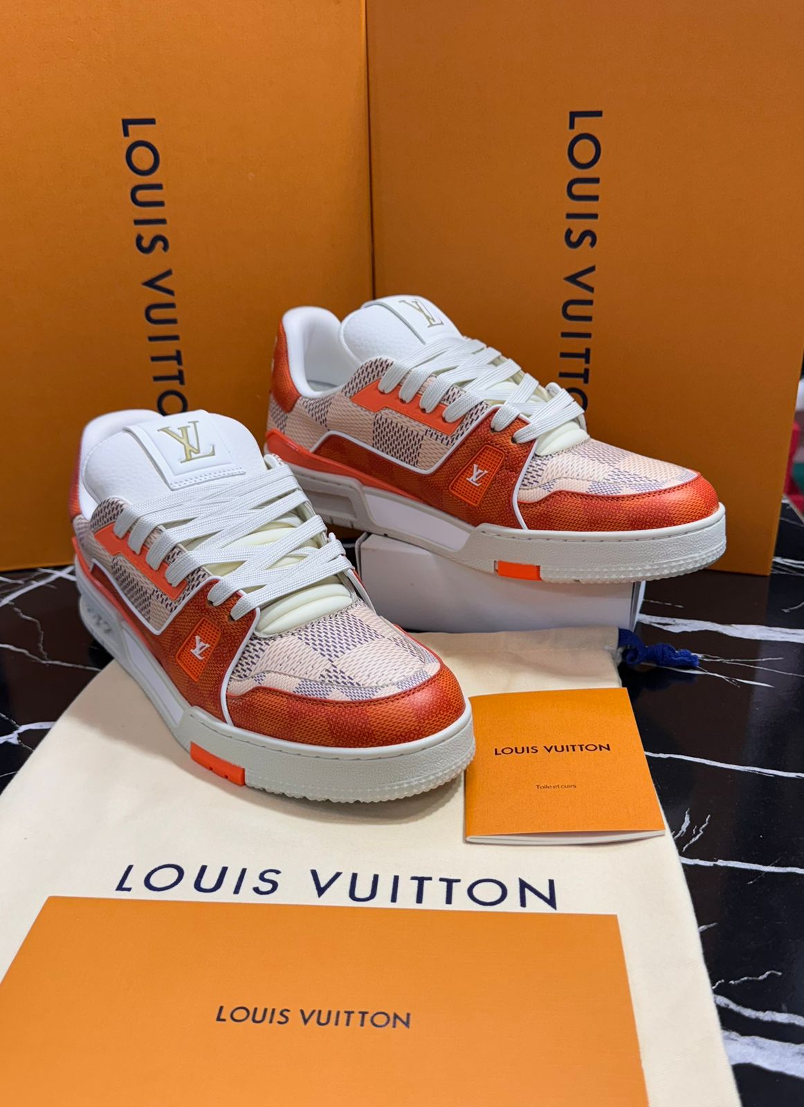 Louis Vuitton tenis blanco con naranja Caballero