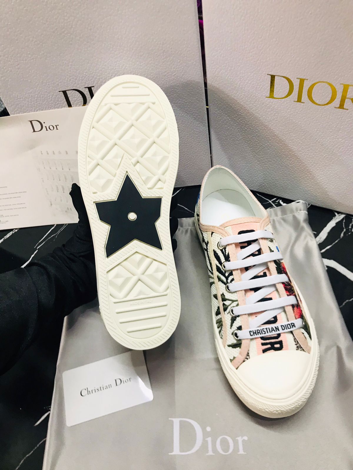 Christian Dior Tenis con texturas de flores