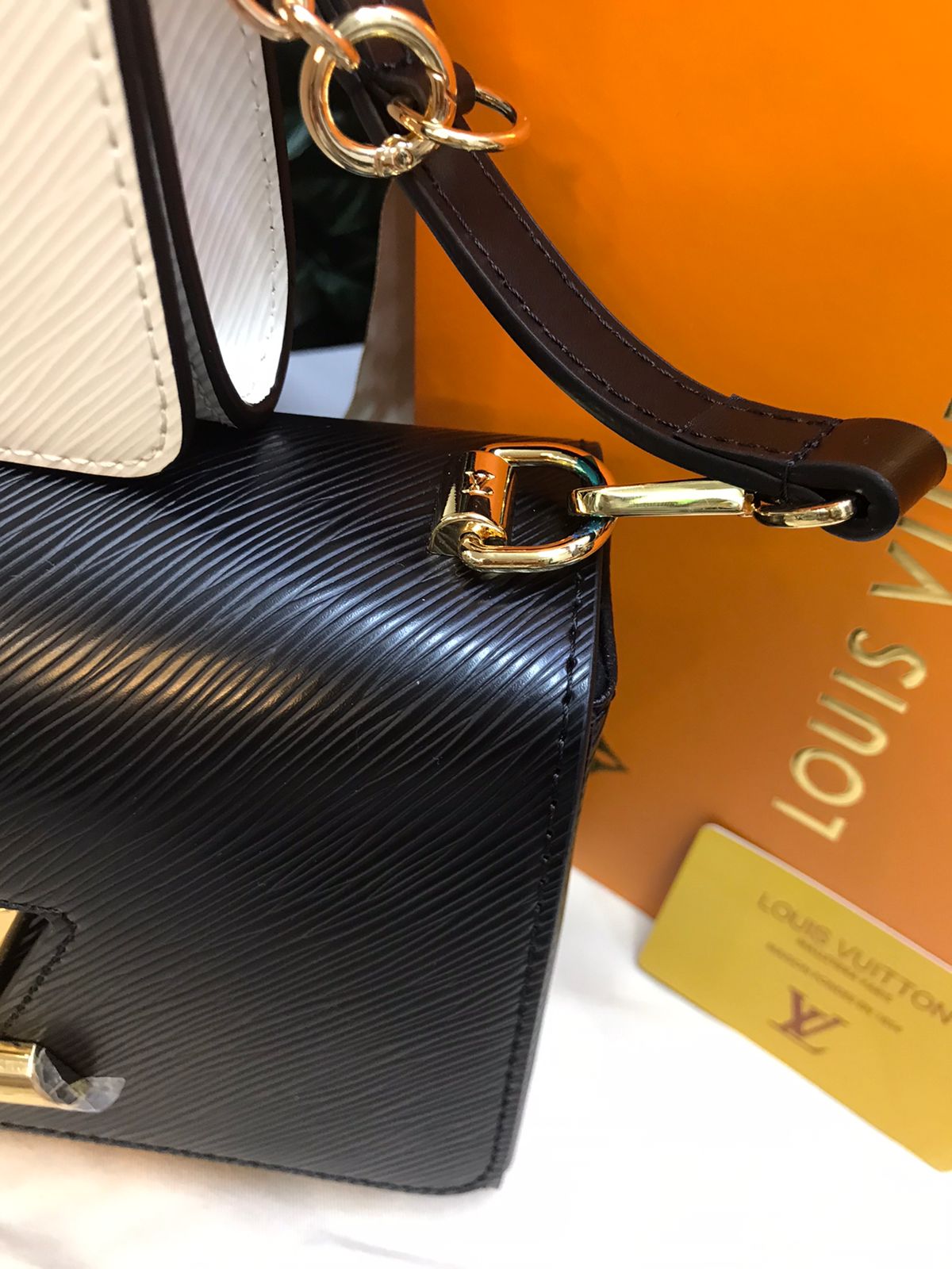 Louis Vuitton Negro con Monedero Blanco Piel