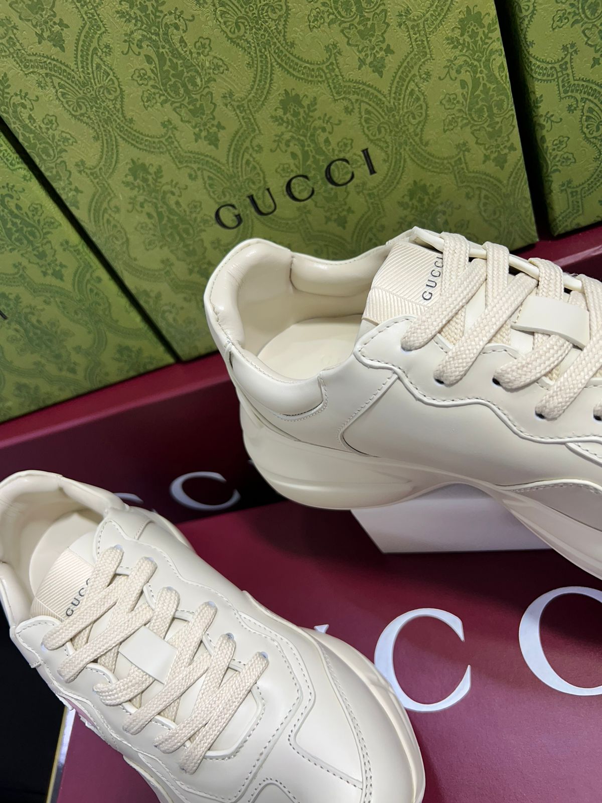 Gucci Tenis color blancos con rosa