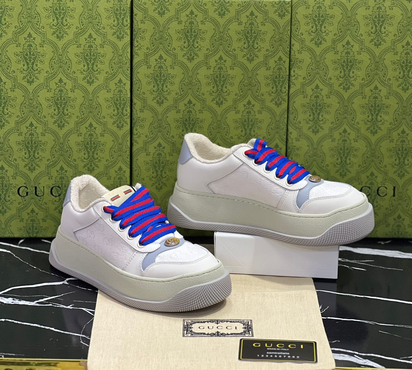 Gucci Tenis Blancos Agujetas Azul con Rojo