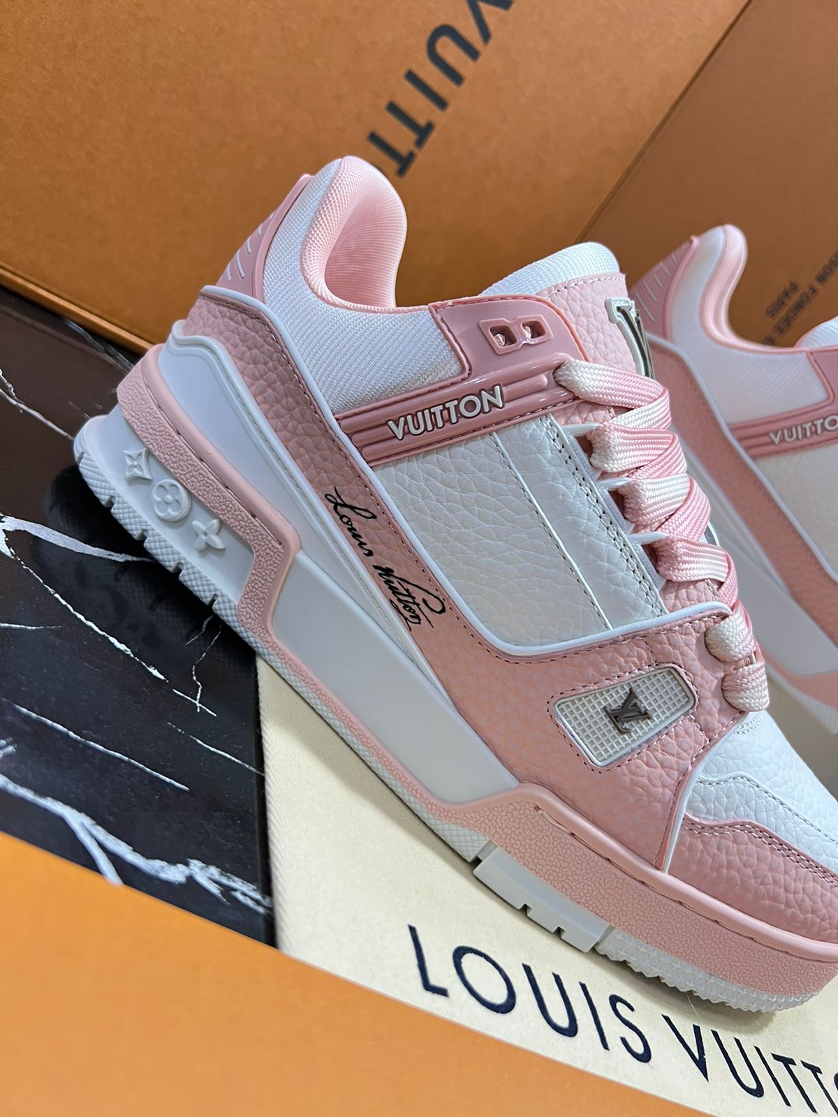 Louis Vuitton Tenis blancos con rosa