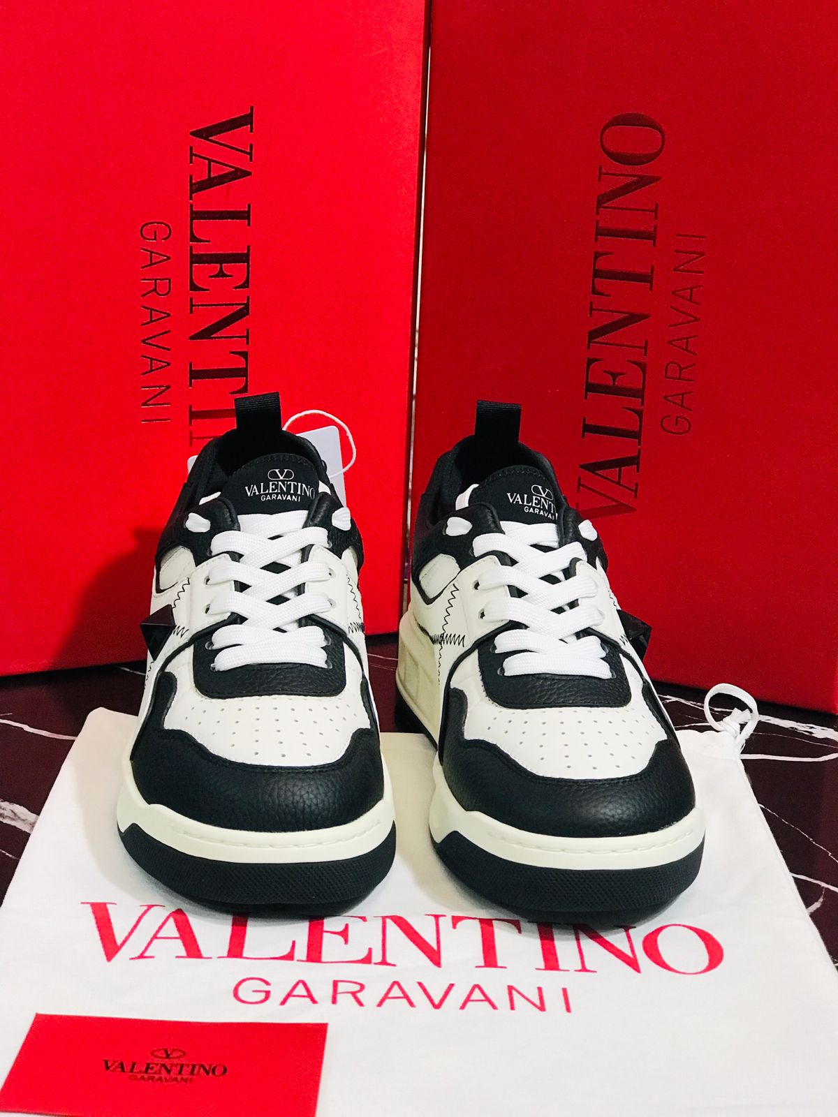 Valentino color blancos con negro Caballero