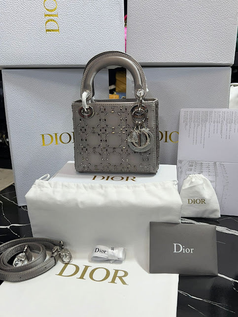 Christian Dior Plateada con Cristales Tela