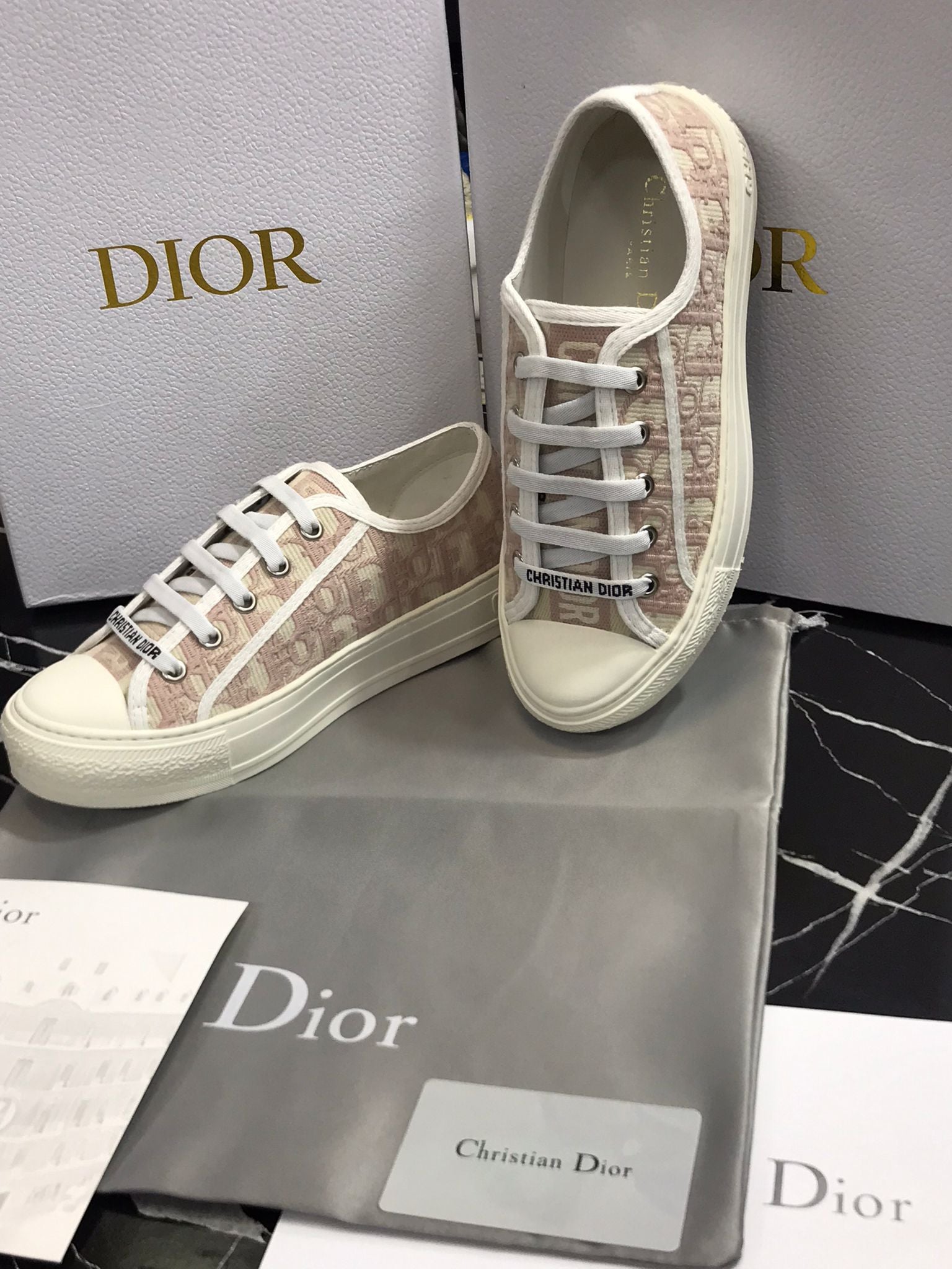 Dior tenis blancos con crema