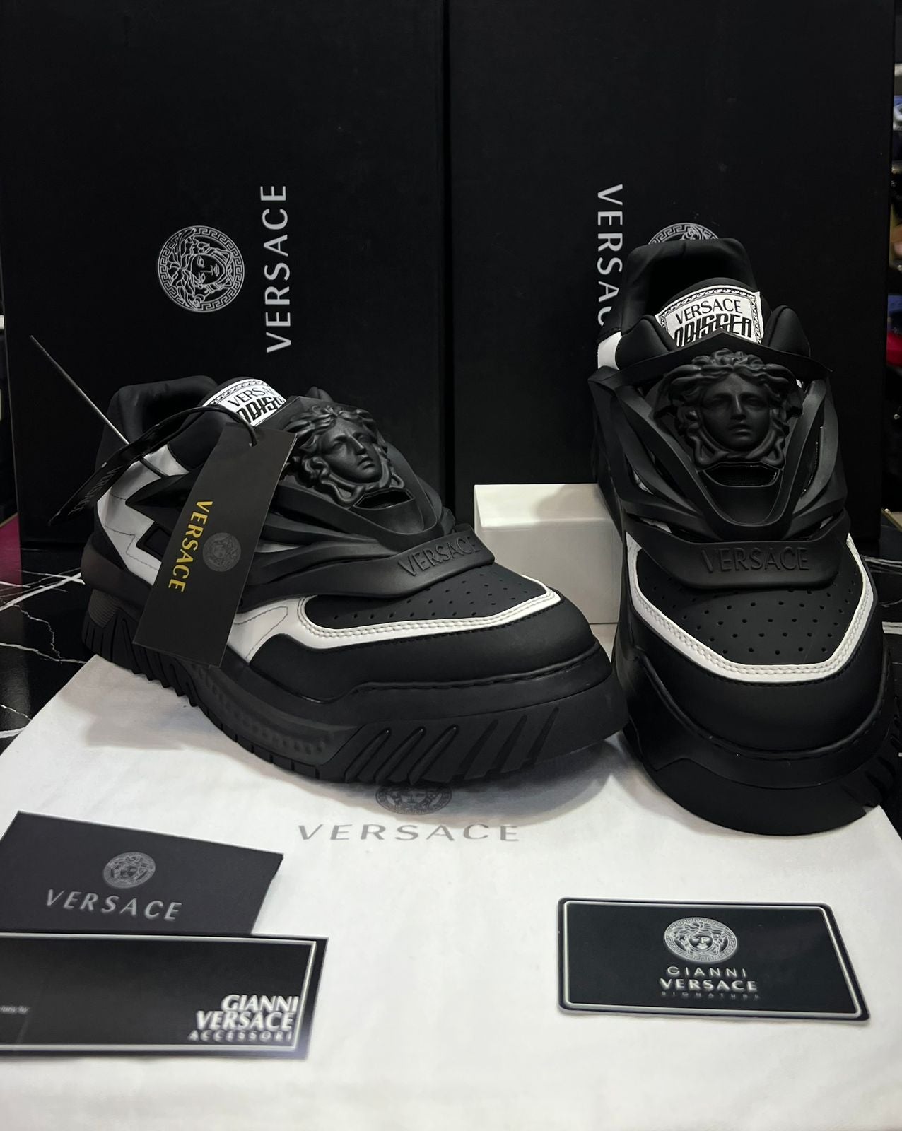 Versace color negro Caballero