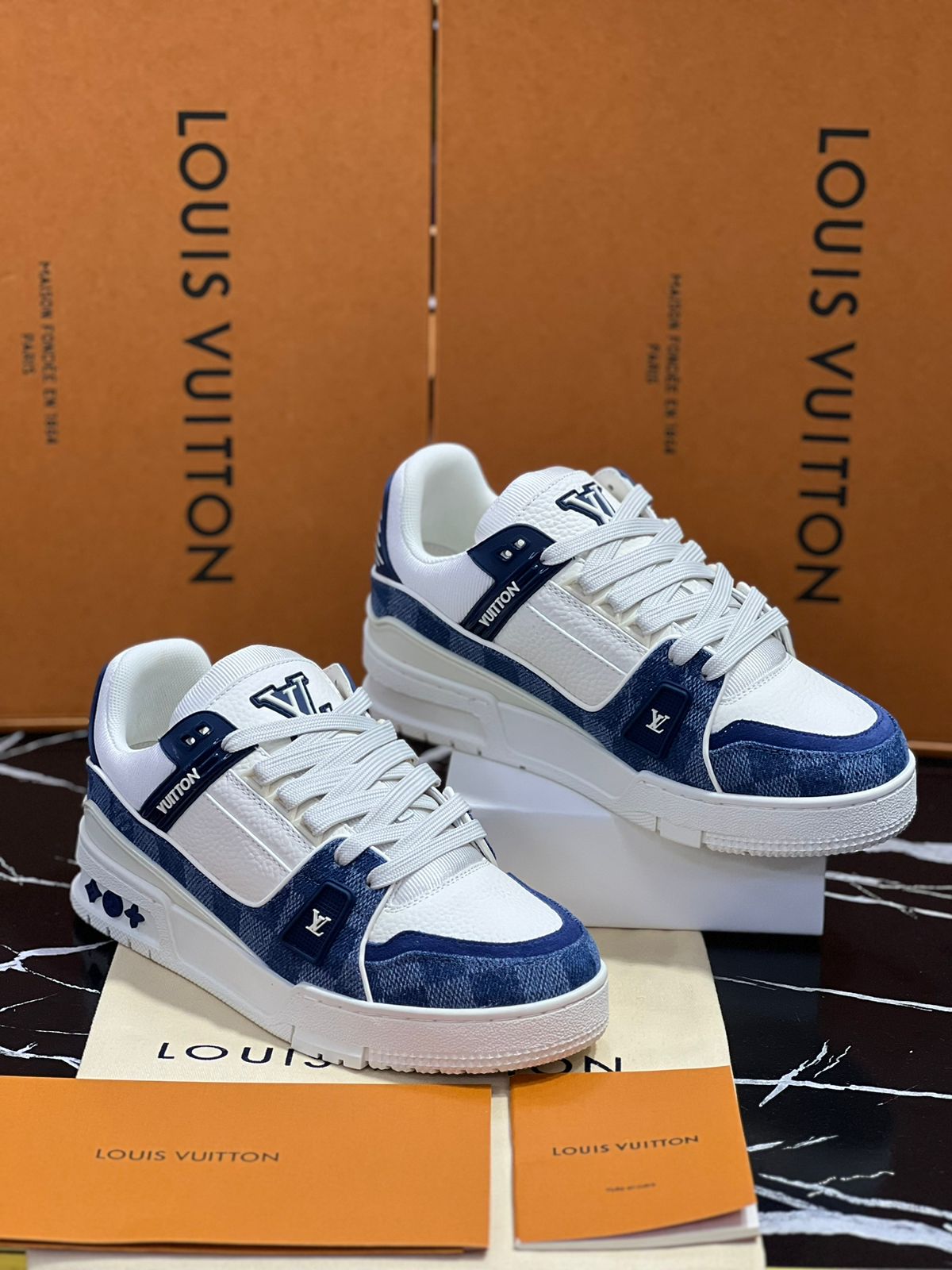 Louis Vuitton Tenis blancos con azul