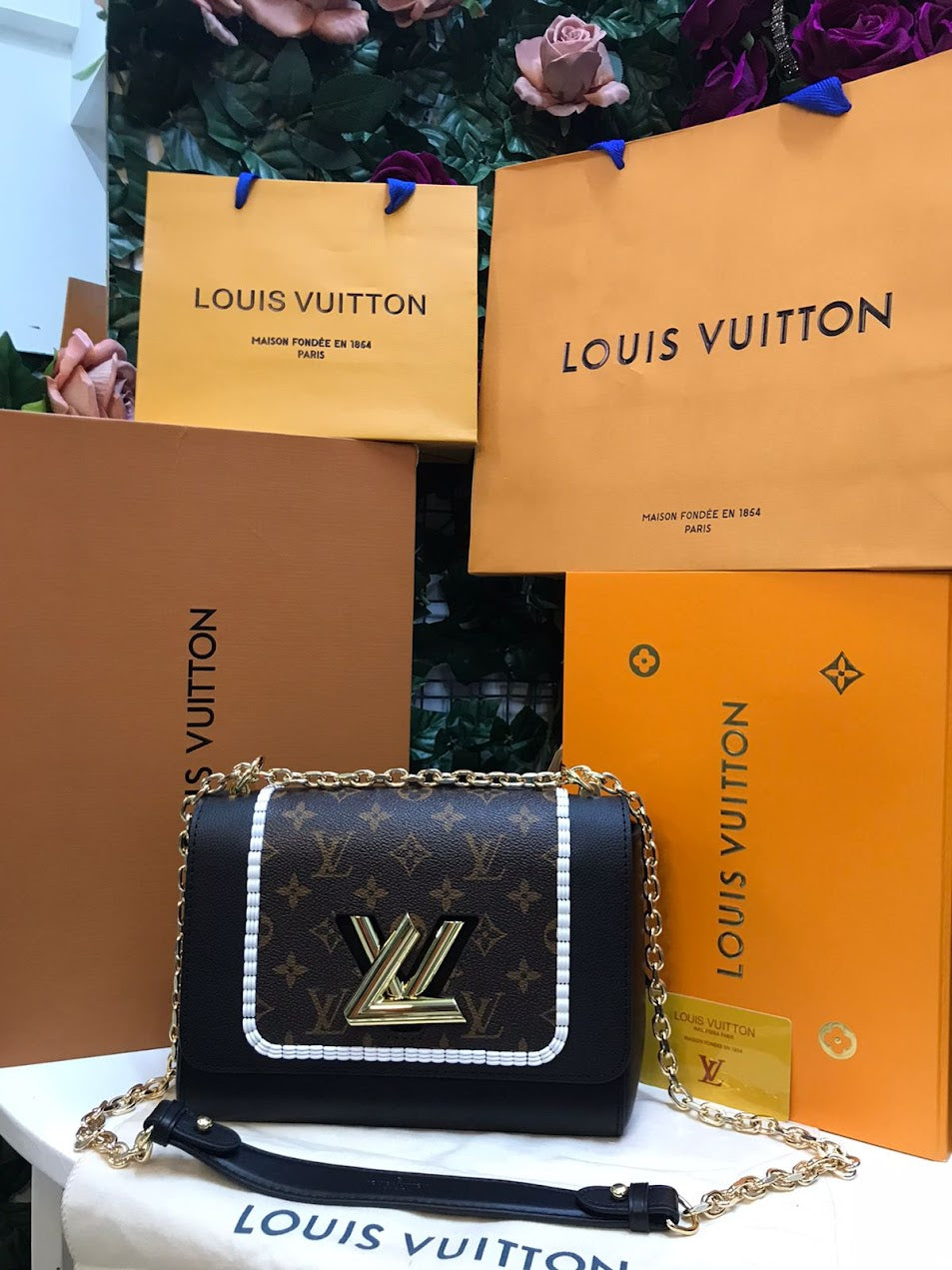 Louis Vuitton Negro-Dorado Piel