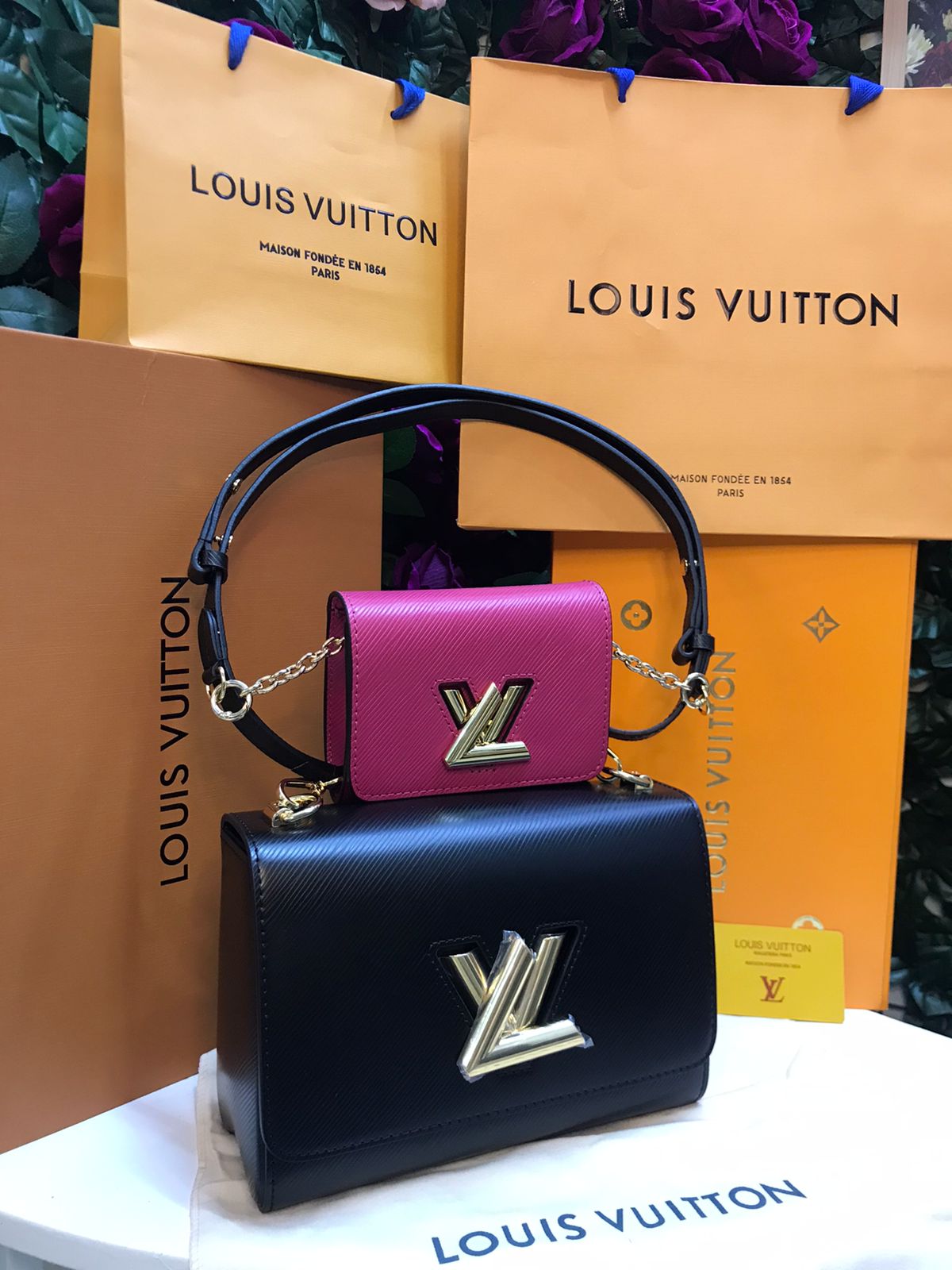 Louis Vuitton Negra con Monedero Rosa Piel