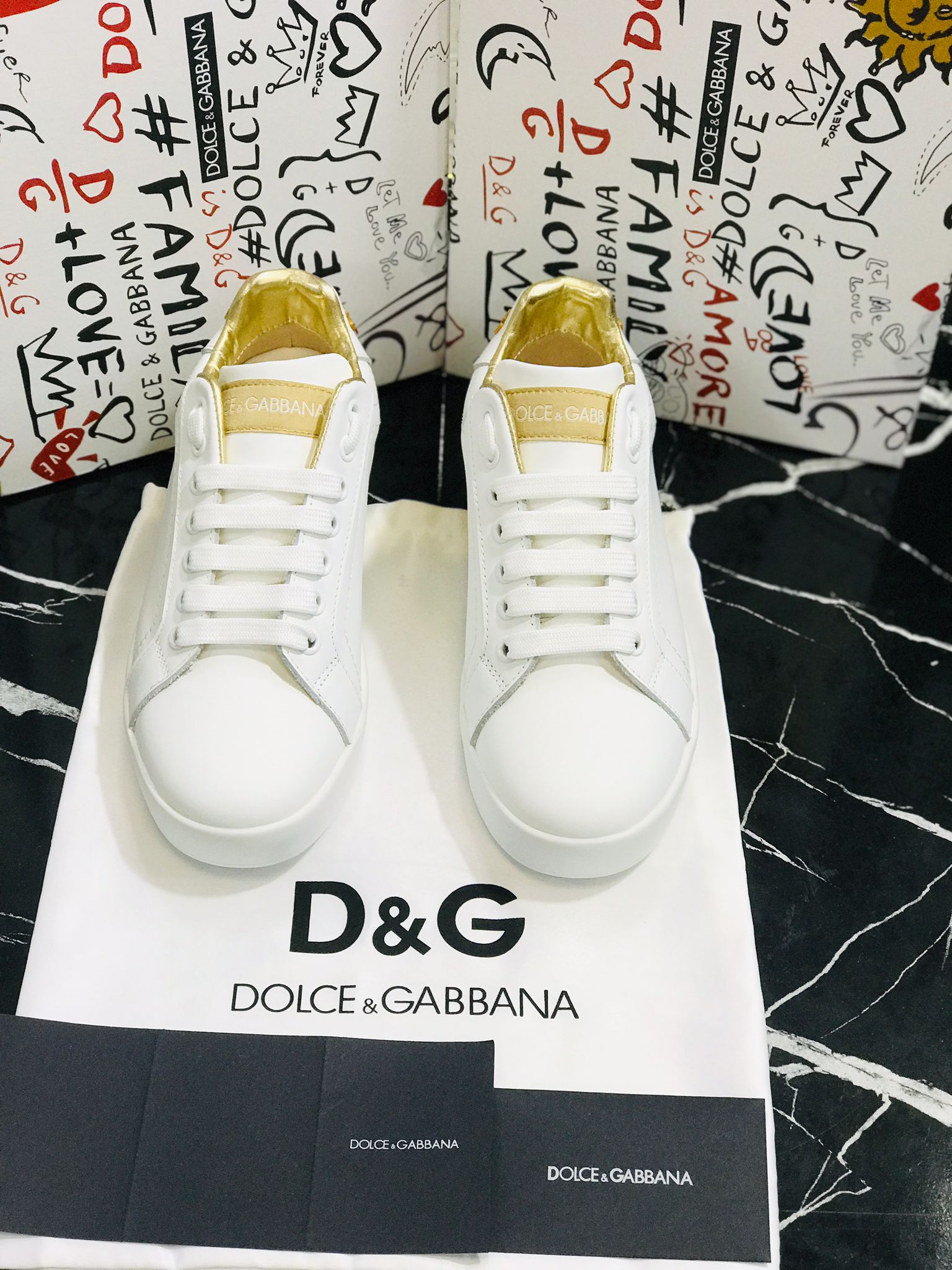 Dolce Gabbana Tenis Blancos con dorado