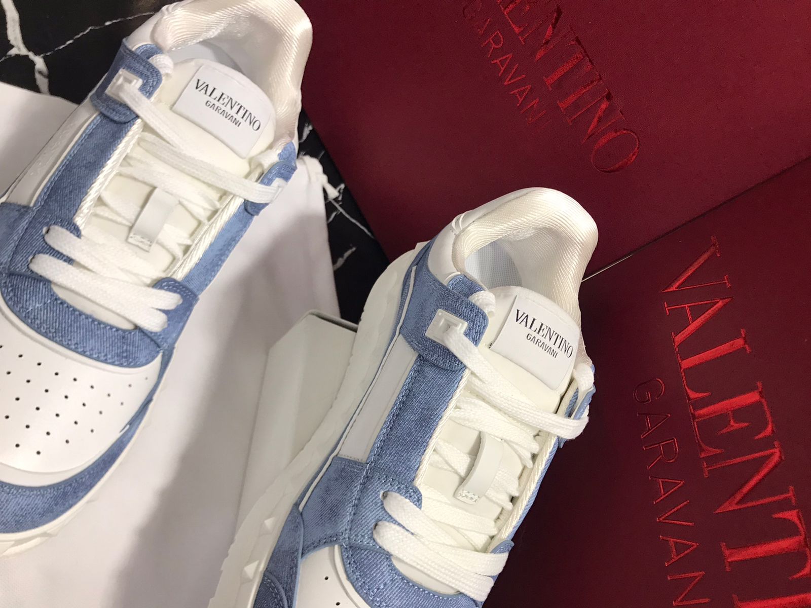 Valentino tenis color blancos con azul Caballero