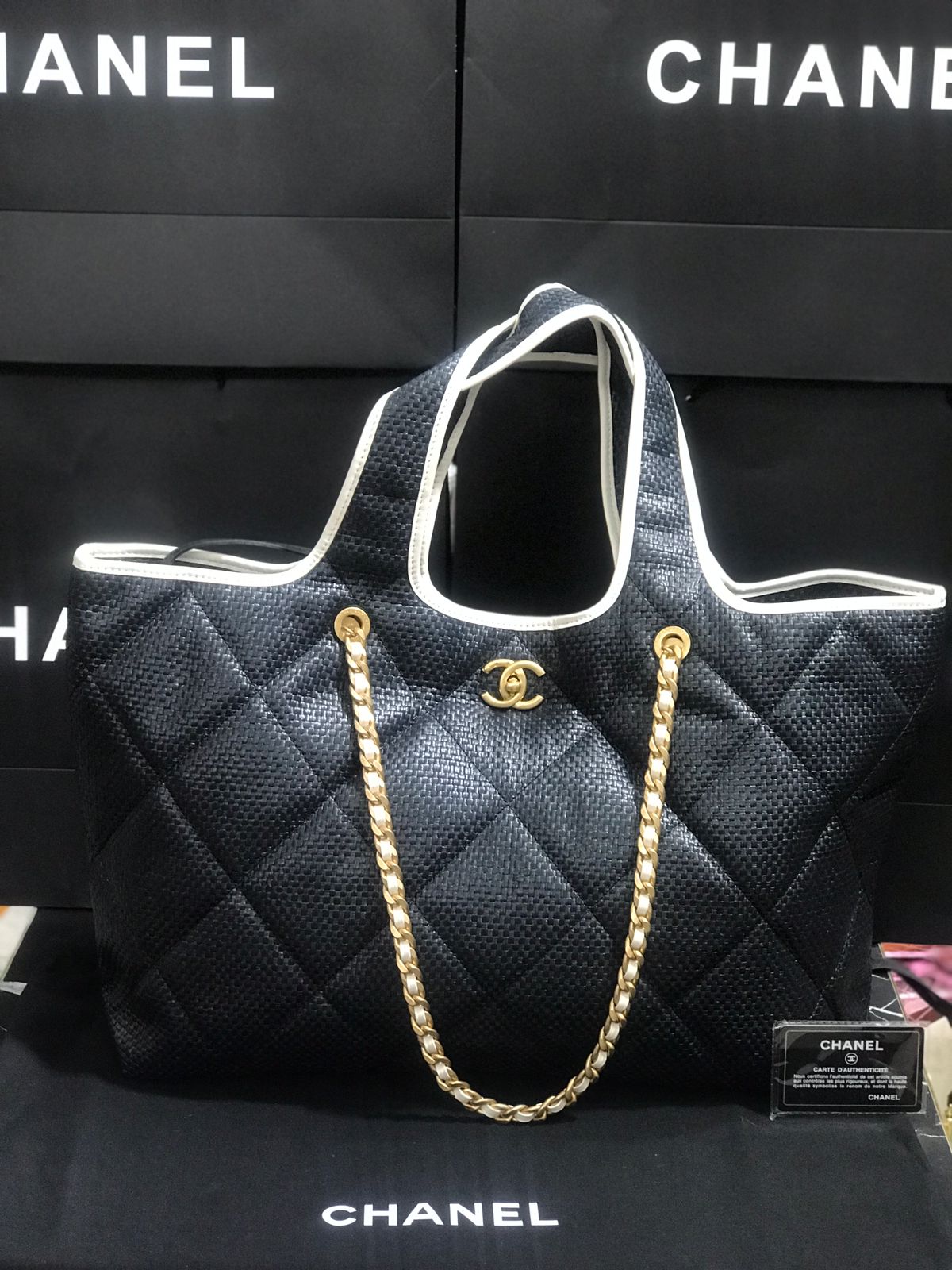 Chanel Negro Bordada Edición Especial