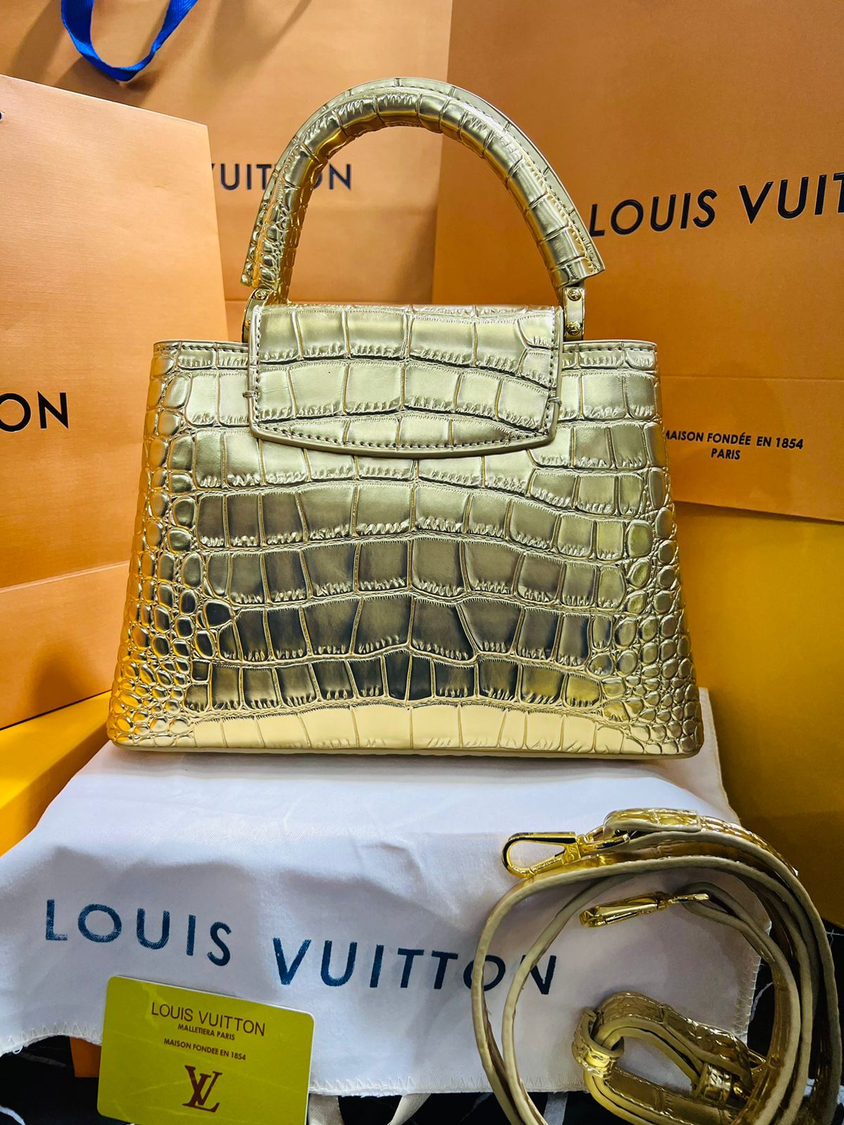 Louis Vuitton Capucine Edición Especial Dorada Piel