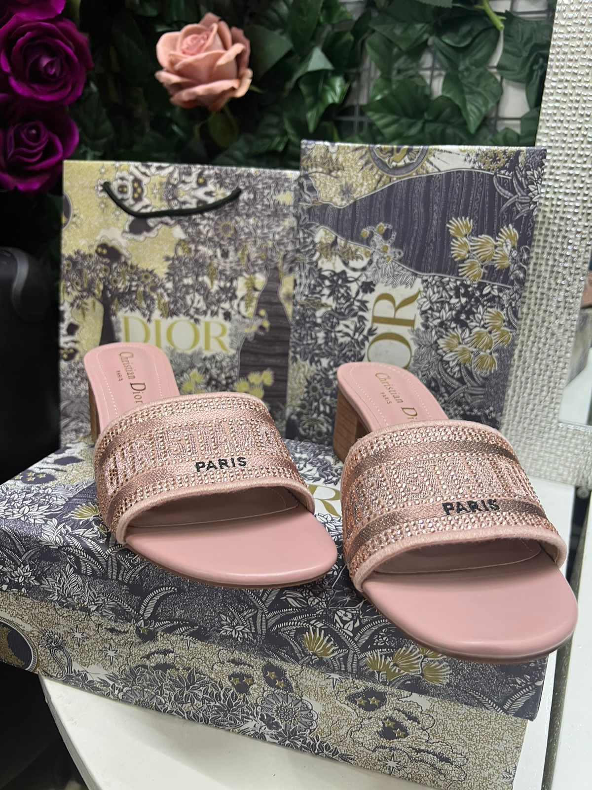 Christian Dior Sandalias tacón bajo color rosa