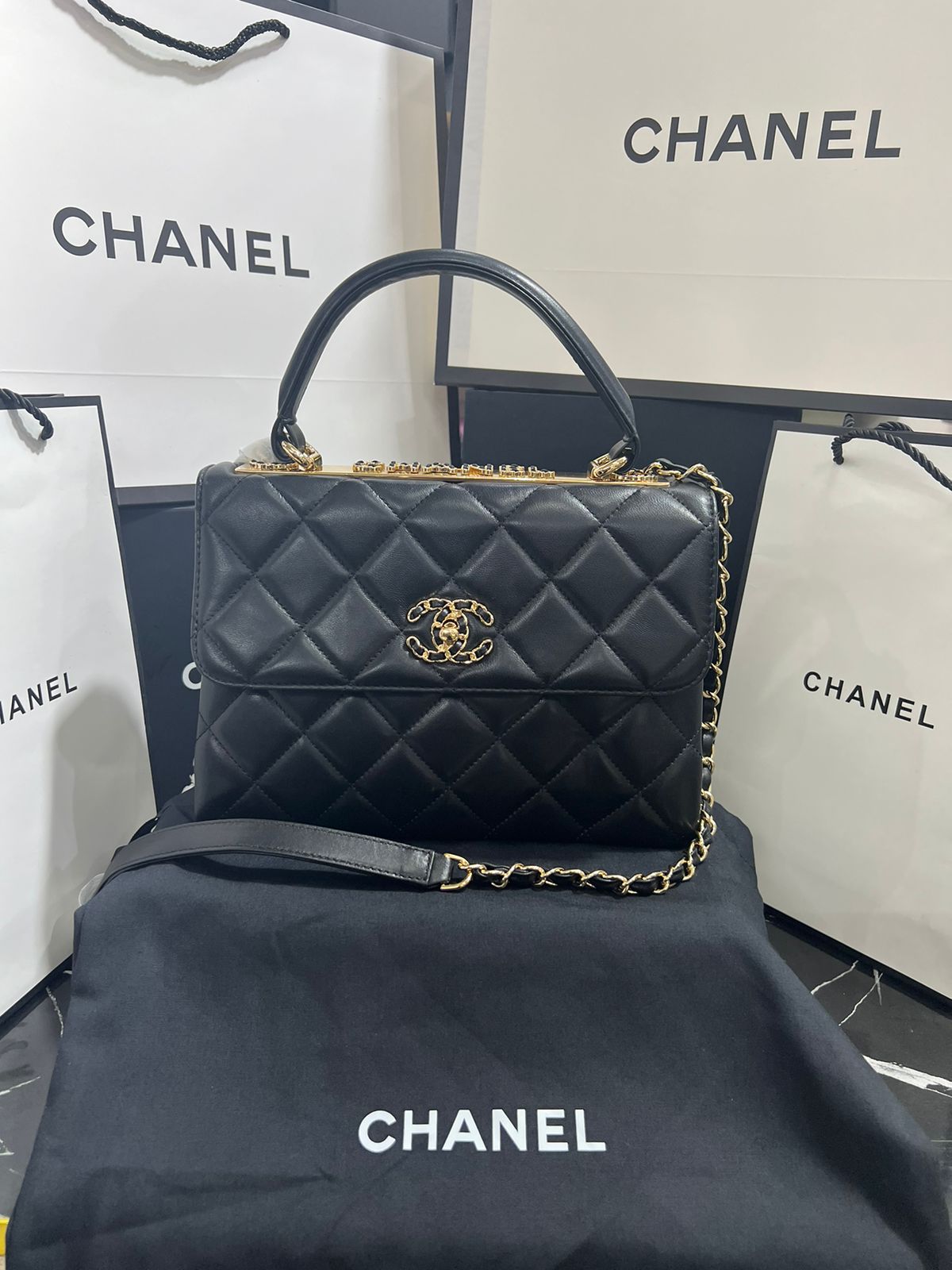 Chanel Piel Negra con Asa