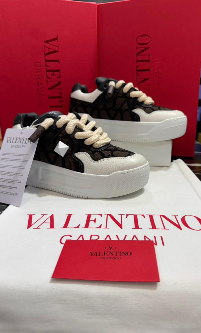 Valentino zapatos blancos con negros y café