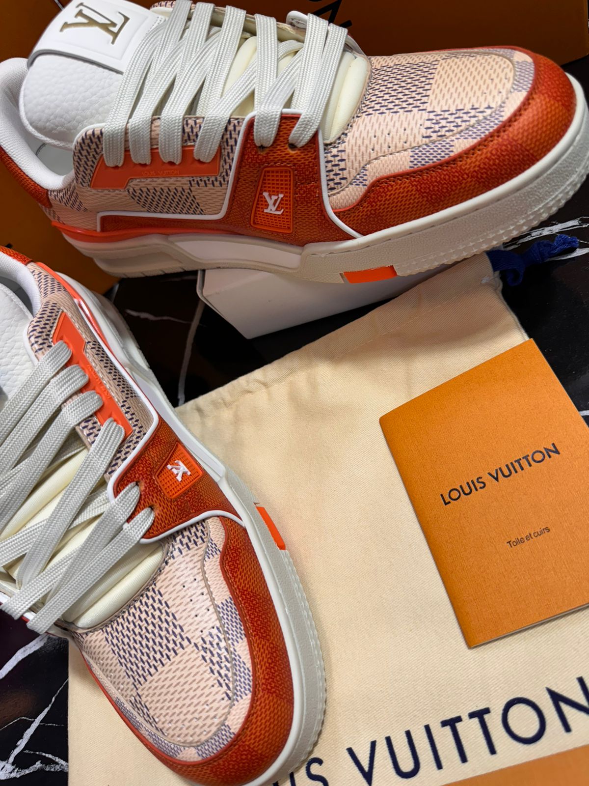 Louis Vuitton tenis blanco con naranja Caballero