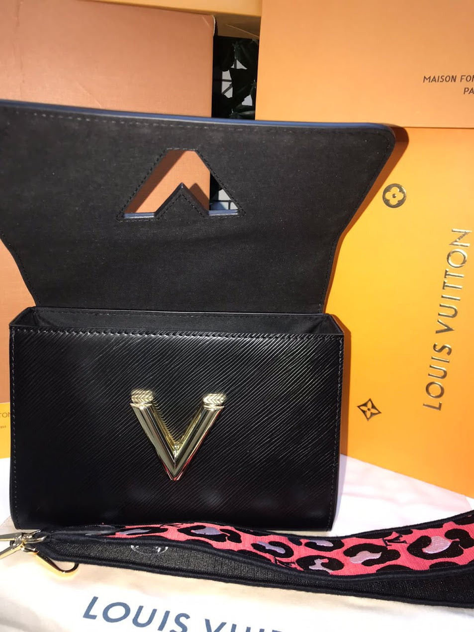 Louis Vuitton Negra con Bordados Plateados Pie