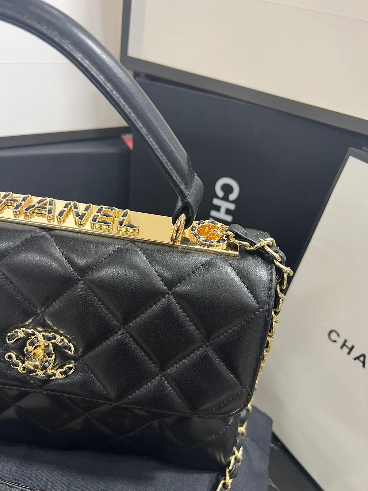 Chanel Piel Negra con Asa