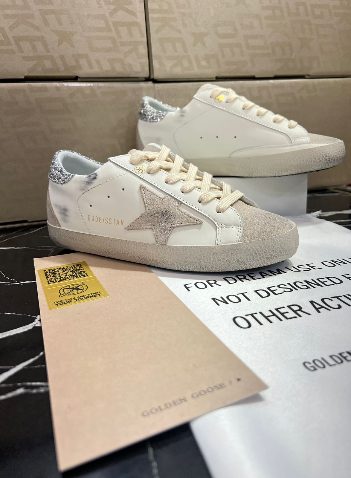 Golden Goose Tenis blancos con gamuza