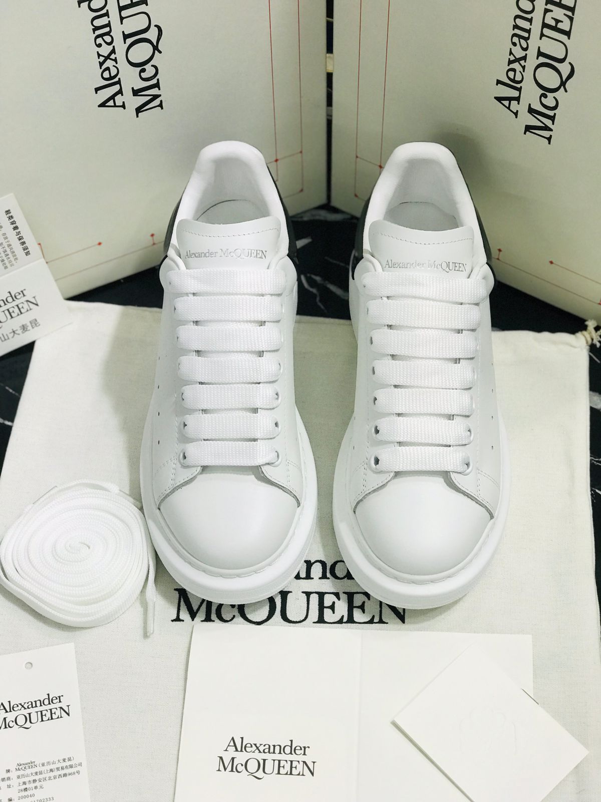 Tenis Alexander Mc Queen blancos con talon negro