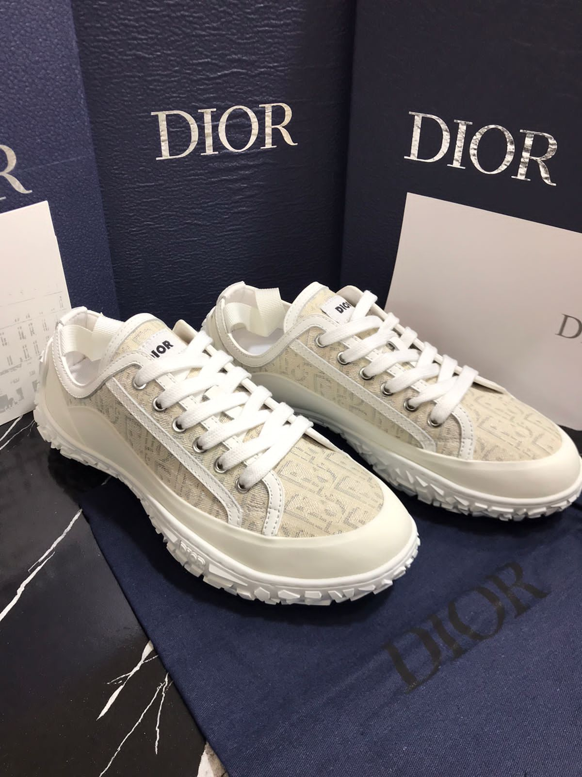 Christian Dior color crema Caballero