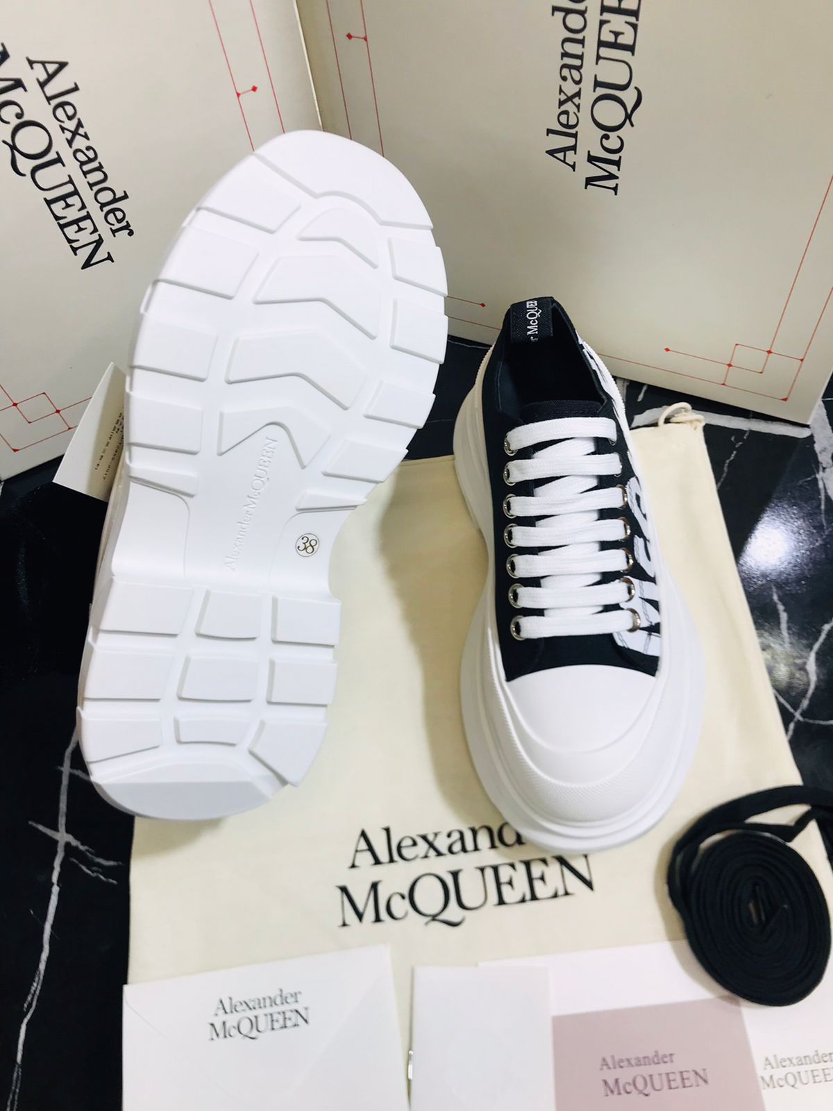 Alexander Mc Queen Tenis Negros con Agujetas Blancas