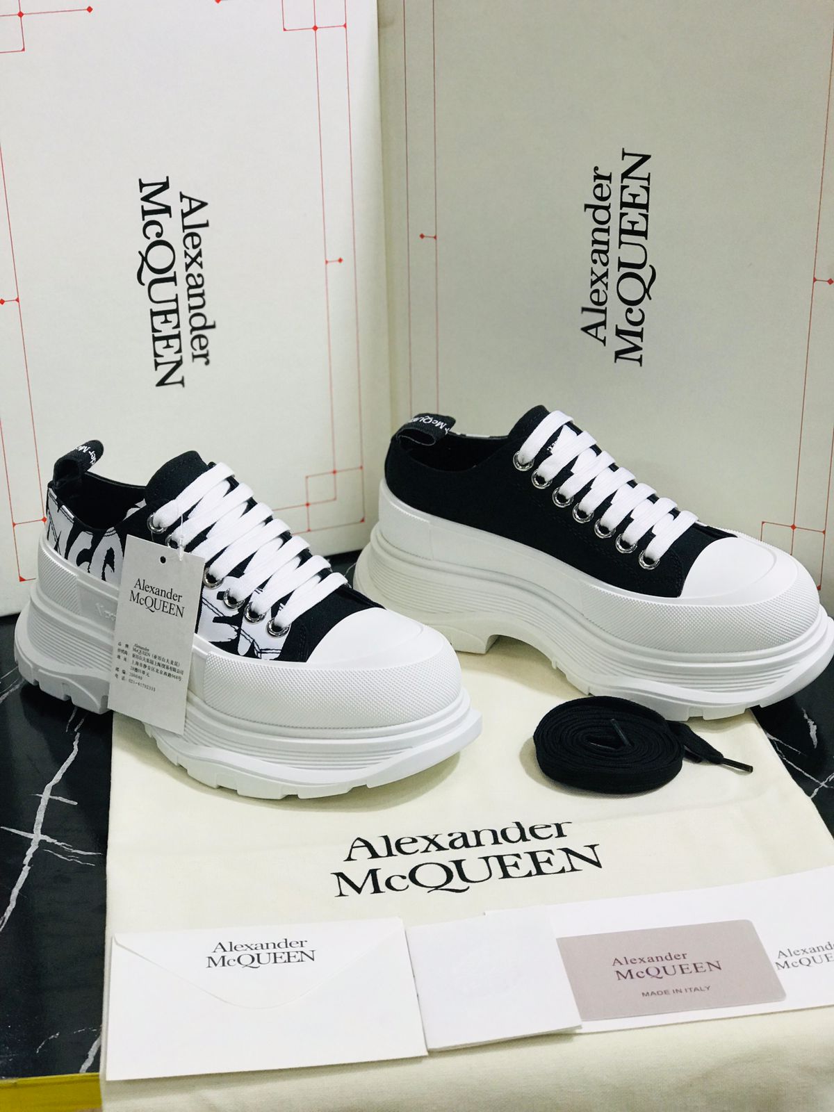 Alexander Macqueen tenis blacos con negro